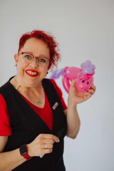 Anika mit Ballon-Schweinchen