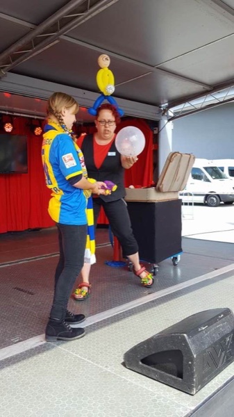 Anika bei Ballonshow auf der Bühne