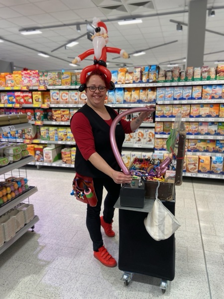 Anika mit Ballonshow-Koffer