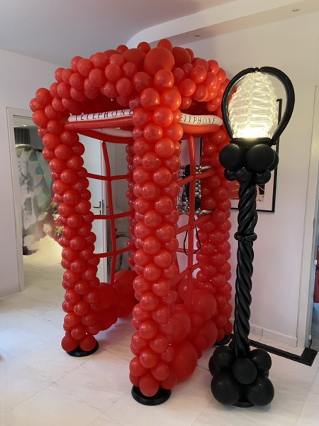 Englische Telefonzelle aus Luftballons
