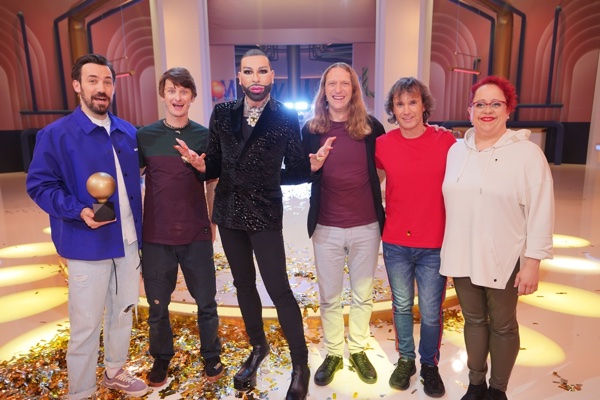 Anika bei RTL Blow Up Show mit Moderator und Kandidaten