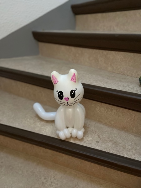 Süße weiße Katze aus Ballons