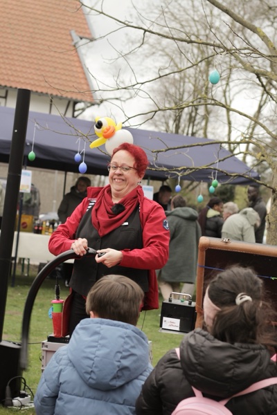 Anika bei einer Ballonshow auf dem Ostermarkt
