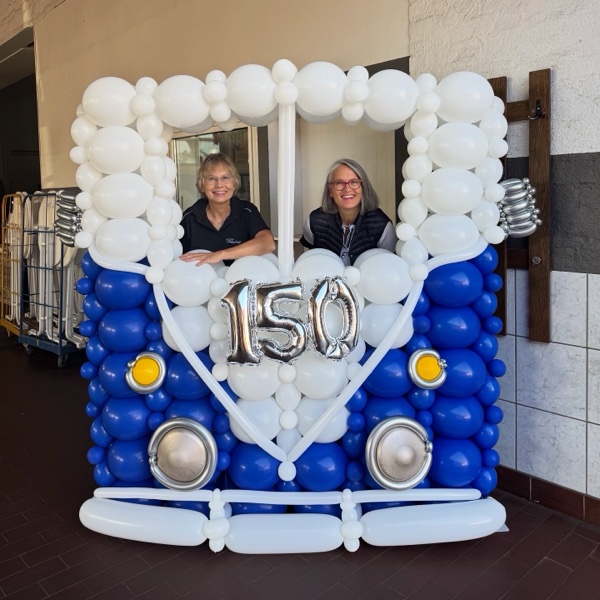Spektakulärer VW Käfer aus Ballons zum 150. Jubiläum