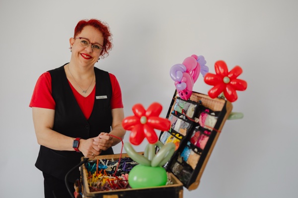 Claudi mit bunten Ballonfiguren