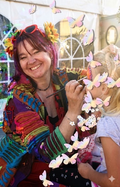 Profi-Kinderschminken mit Schmetterlings-Motiv