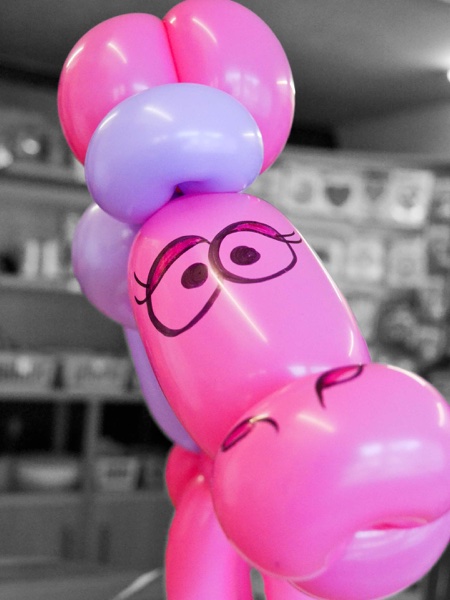 Rosa-lila Luftballonpferd
