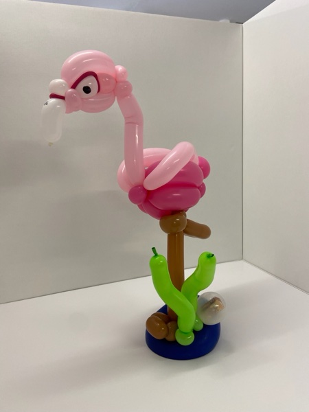 Süßer rosa Flamingo aus Ballons beim Kindergeburtstag