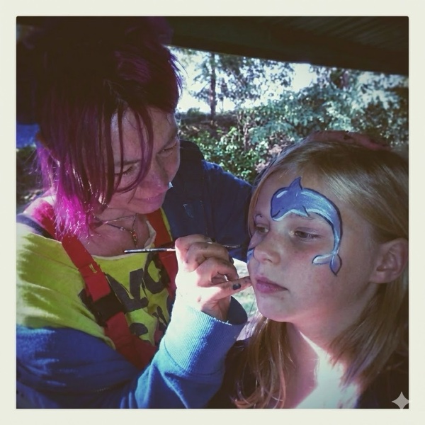 Anika schminkt wunderschönes Delfin-Motiv beim Kindergeburtstag