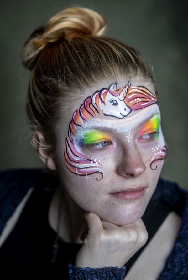 Kinderschminken Einhorn-Motiv mit Regenbogenmähne