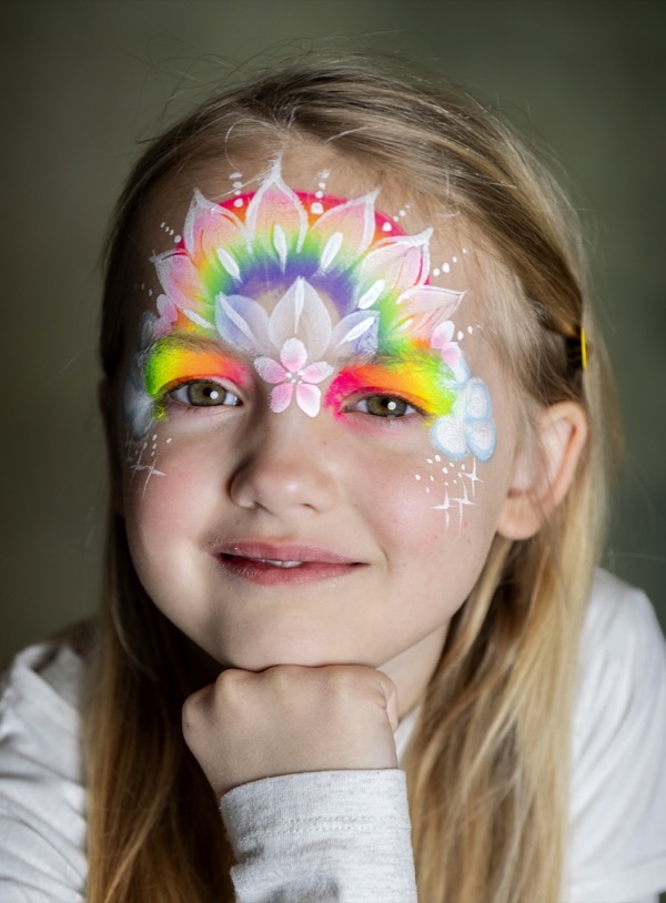 Kinderschminken Regenbogen-Motiv mit Blüten