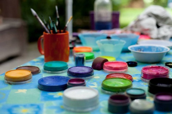 Professionelle Schminkfarben und Pinsel