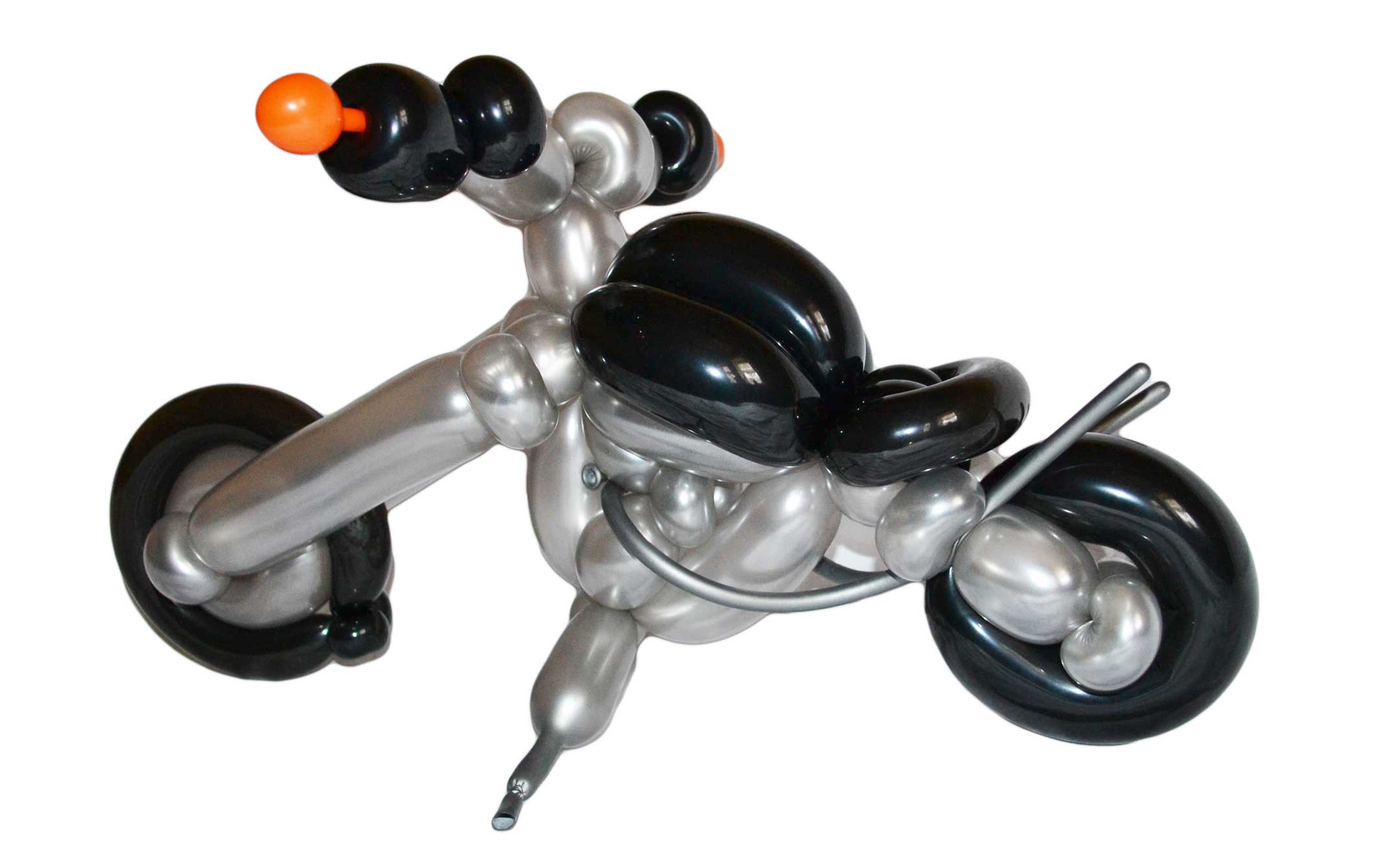 Ein Chopper aus Luftballons, von unserer Luftballonkünstlerin erschaffen Ein Chopper aus Luftballons, von unserer Luftballonkünstlerin erschaffen