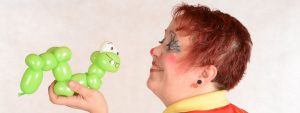 Clown zum Kindergeburtstag mit Raupe Luftballontier